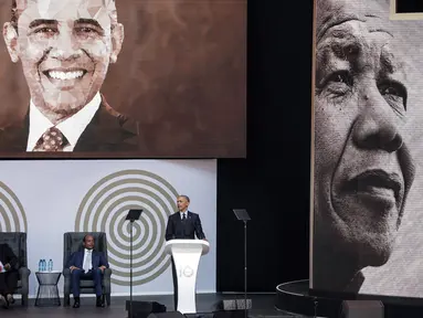 Mantan presiden AS Barack Obama (kanan) berbicara dalam Kuliah Tahunan Nelson Mandela ke-16 di Wanderers Stadium, Johannesburg, Afrika Selatan, Selasa (17/7). Obama mengajak warga dunia untuk menghormati hak asasi manusia (HAM). (MARCO LONGARI/AFP)