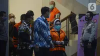 Istri Bupati Kutai Timur Ismunandar yang  juga Ketua DPRD Kutai Timur Encek Unguria mengenakan rompi tahanan usai menjalani pemeriksaan pascaterjaring terjaring OTT di Gedung KPK, Jakarta, Jumat (3/7/2020). Encek Unguria ikut terjaring dalam OTT KPK di sebuah hotel Jakarta. (merdeka.com/Imam Buhori)