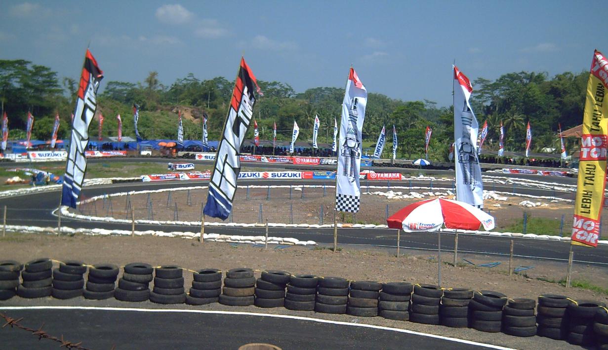 Sirkuit Bukit Peusar di Tasikmalaya, Jawa Barat menjadi trek favorit warga Tasik dan sekitarnya untuk menggelar kejuaraan-kejuaraan balap. Balap road race menjadi yang populer diselenggarakan di sirkuit ini. Panjang lintasannya mencapai 1,2 km dengan lebar trek 8 meter. Karena terletik di perbukitan, trek lurus di sirkuit ini memiliki kontur yang sedikit menanjak. (Source: fatonikhotim.wordpress.com)