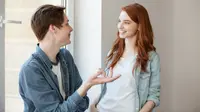 How to Start a Conversation With a Girl: 12 Tips for a Smooth and Fun Chat