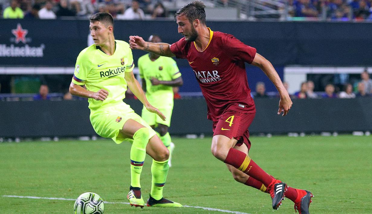 Gelandang AS Roma, Bryan Christante, berusaha membobol gawang Barcelona pada laga International Championship Cup di Stadion AT&T, Texas, Selasa (31/7/2018). AS Roma menang 4-2 atas Barcelona. (AFP/Richard Rodriguez)