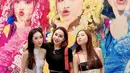 Femmy bersama dua anaknya, Richita dan Brigita, berpose di depan poster bertema harajuku style yang berada di stasiun untuk naik kereta shinkansen. Potret akrab ibu dan anak saat quality time itu dipuji oleh warganet karena ketiganya terlihat sangat harmonis. (Liputan6.com/IG/@femmypermatasari)