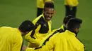 Striker Dortmund, Pierre-Emerick Aubameyang melakukan pemanasan jelang laga Liga Europa melawan FK Qabala di Stadion Backcell Arena, Azerbaijan, Jumat (23/10/2015). (Reuters/David Mdzinarishvili)