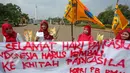 Sejumlah wanita cantik dari Pergerakan Mahasiswa Islam Indonesia Puteri berunjuk rasa di depan Istana Merdeka, Jakarta, Senin (1/6/2015). Aksi yang diikuti puluhan mahasiswa itu untuk memperingati Hari Lahir Pancasila. (Liputan6.com/Faizal Fanani)