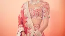 Di momen lainnya, Radhika Merchant tampil mengenakan busana berwarna merah dengan border floral yang tak hanya terlihat rumit, tapi juga indah. [Foto: Instagram/rheakapoor]