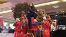 Radhika Madan diarak saat tiba di acara Meet and Greet Ranveer & Ishani di Metropolis Town Square, Tangerang, Banten, Minggu (5/3). (Liputan6.com/Herman Zakharia)