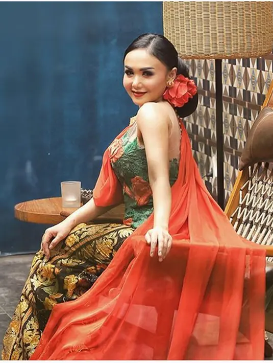 "Cuantik banget mba Yuniiiii," tulis ratnairiani_ismail. "MasyaAllah ayu e mbk yuni .. Podo2 wong malang mbk .." tulis ernykeysha. "Selalu suka klo bunda pake kebaya plus sanggul... Anggun ayu mempesonaaaa," tulis kikimardini. (Instagram/yunishara36)