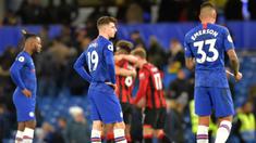 Para pemain Chelsea tampak kecewa usai dibobol Bournemouth pada laga Premier League di Stadion Stamford Bridge, London, Sabtu (14/12). Chelsea kalah 0-1 dari Bournemouth. (AFP/Olly Greenwood)