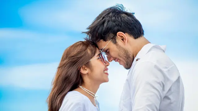 couple romantis bahagia