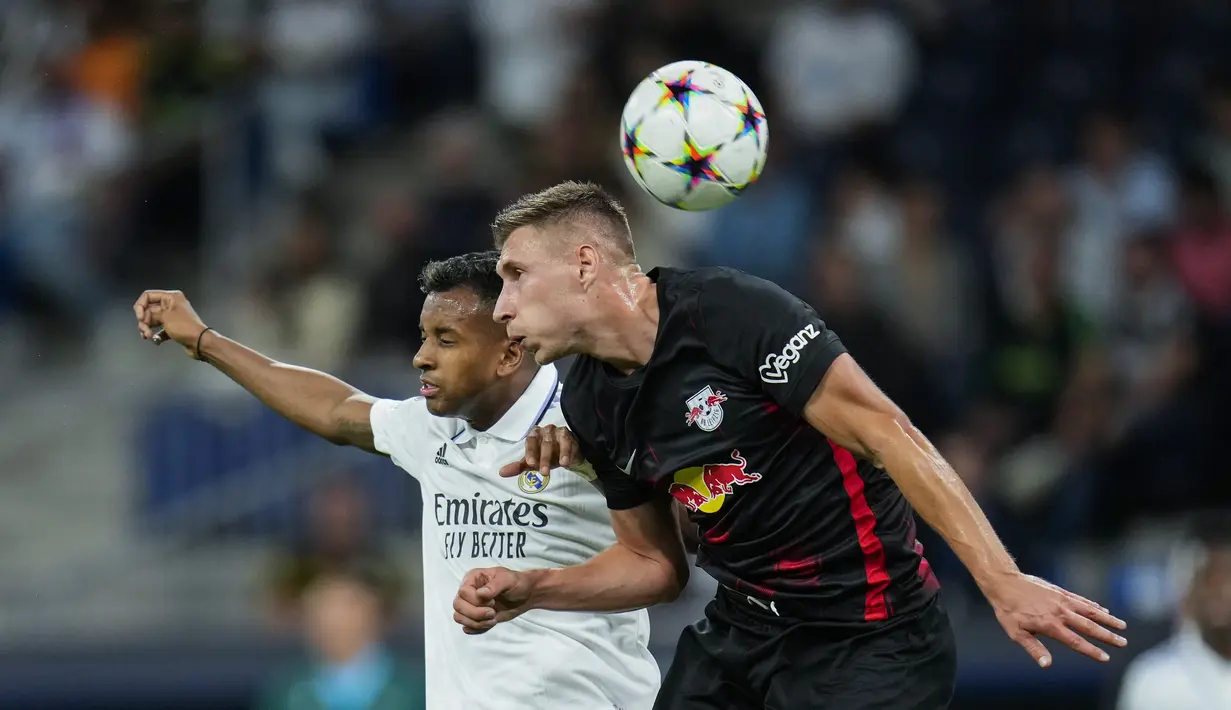 Penyerang Real Madrid Rodrygo berebut bola dengan bek Red Bull Leipzig Willi Orban pada matchday 2 Liga Champions berlangsung di Santiago Bernabeu, Kamis (15/9/2022) dini hari WIB. Real Madrid menang susah payah 2-0 kala menjamu RB Leipzig. (AP Photo/Manu Fernandez)