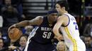 Pemain Memphis Grizzlies, Zach Randolph (50) mencoba melewati kawalan pemain Golden State Warriors, Zaza Pachulia pada laga NBA di Oracle Arena, Oakland, (6/1/2017). Warriors kalah 119-128.  (AP/Marcio Jose Sanchez)