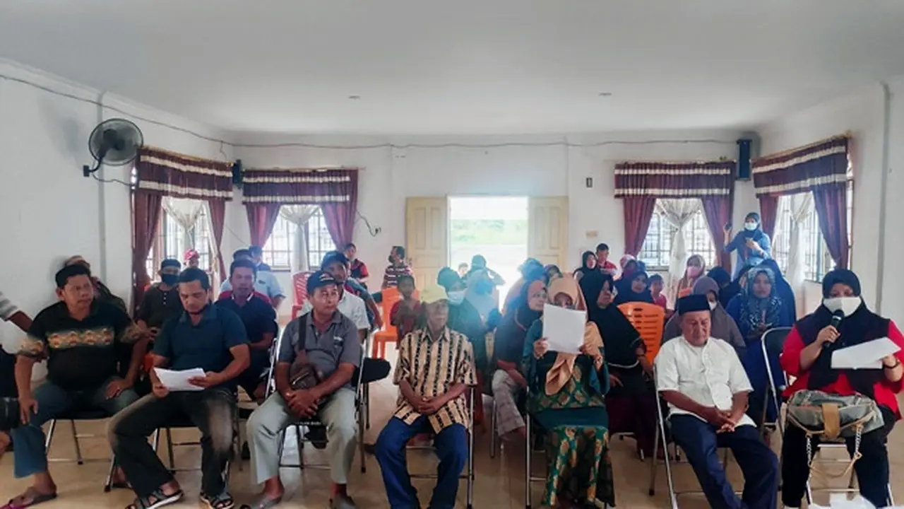 Anggota Kopsa-M membuat surat terbuka di Balai Desa Pangkalan Baru membantah isu kriminalisasi oleh Polres Kampar.