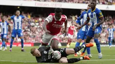 Kiper Brighton and Hove Albion Jason Steele (bawah) menyelamatkan gawangnya dari ancaman pemain Arsenal Eddie Nketiah pada pertandingan sepak bola Liga Inggris di Emirates Stadium, London, Inggris, Minggu (14/5/2023). (AP Photo/Kirsty Wigglesworth)
