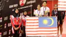 Pesepeda Indonesia Ni'mal Magfiroh dan Sri Sugiyanti mengikuti seremoni medali nomor 3.000 meter persuit individu B saat Asian Track Championship 2019 di Veledrome, Jakarta, Jumat (11/1). Pasangan ini berhasil meraih perak. (Bola.com/Yoppy Renato)