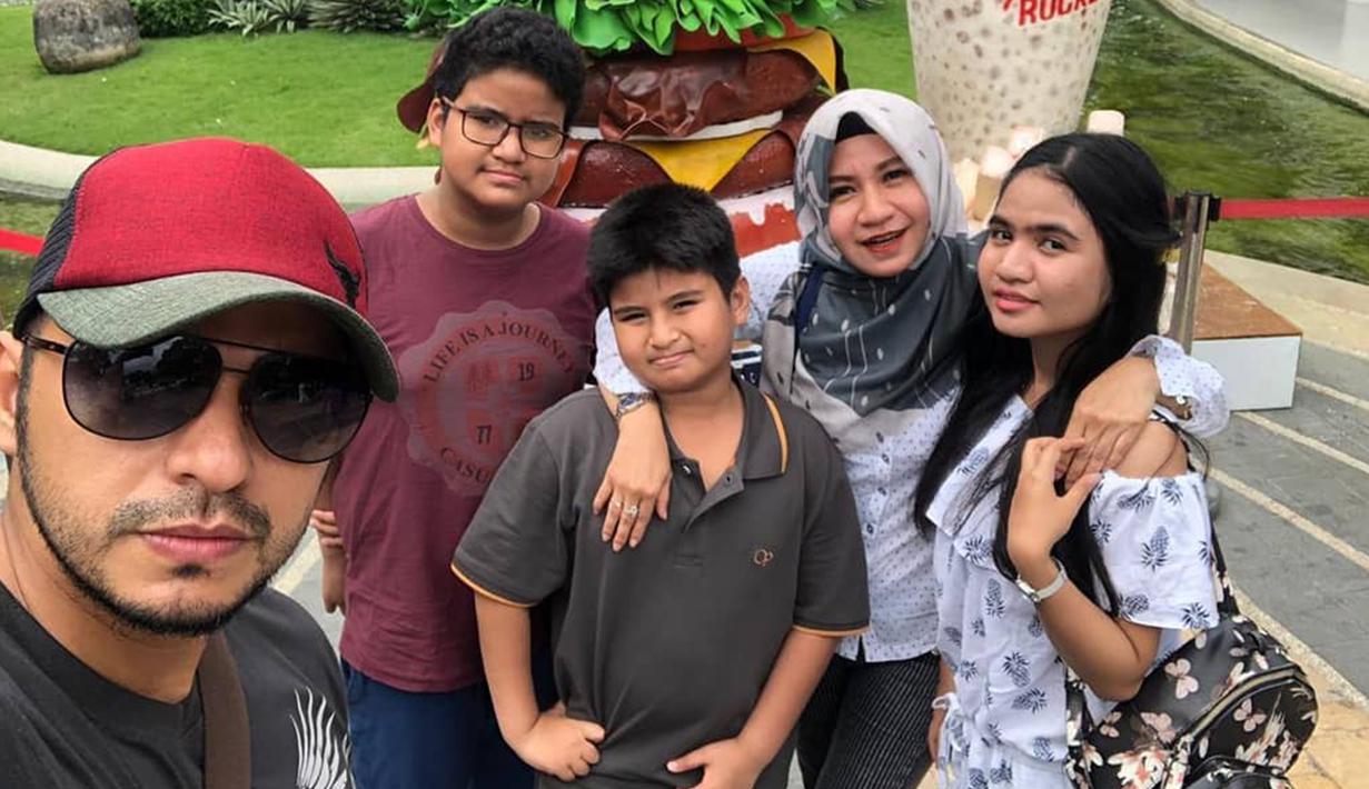 Ali Zainal menikah dengan manajernya sendiri, Rena Oktavia Muis pada 8 Januari 2006. Keluarga Ali dan Rena jauh dari terpaan gosip miring. (Liputan6.com/IG/@mikailhabibi5)