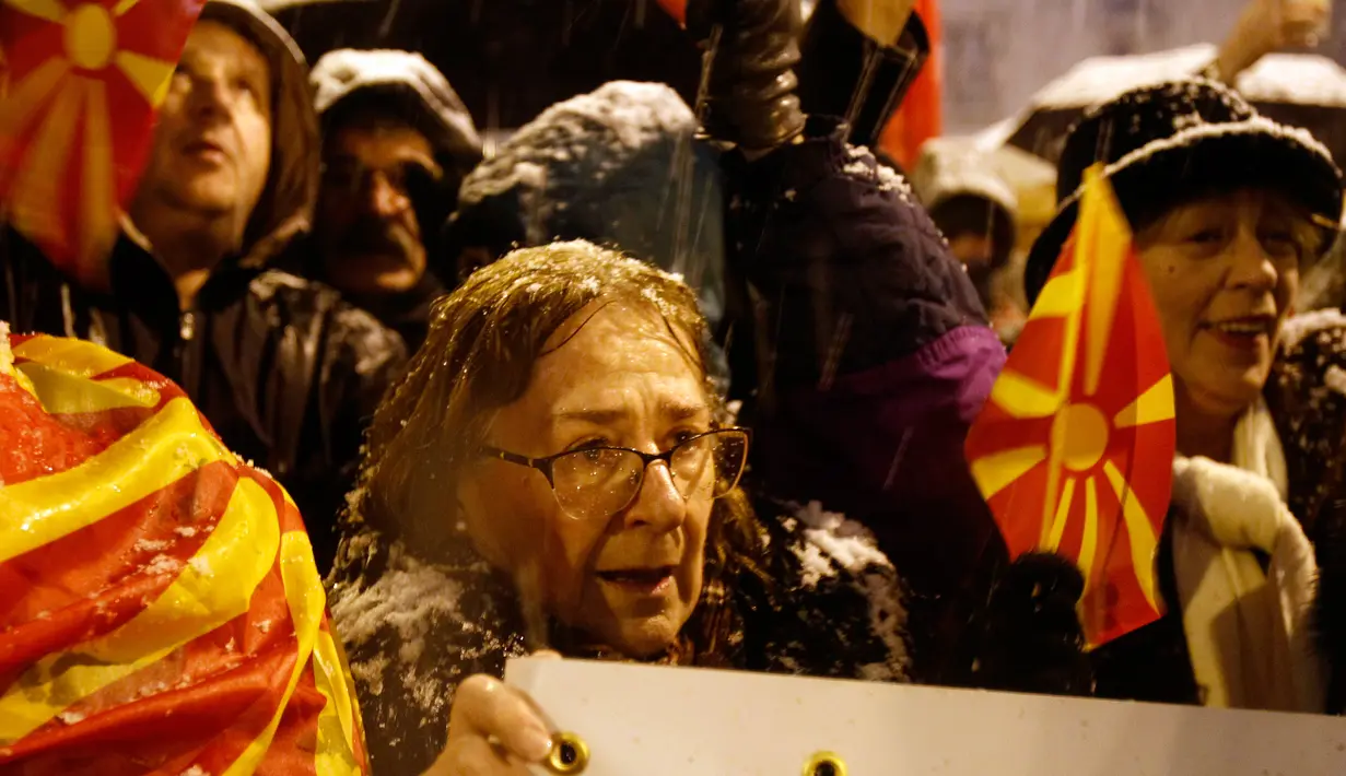 Seorang wanita berpartisipasi dalam protes wacana pengubahan nama Macedonia di gedung Parlemen, Skopje, Selasa (27/2). Pengunjuk rasa mendesak pemerintah mengakhiri dialog dengan Yunani untuk menyelesaikan sengketa selama 25 tahun (AP/Boris Grdanoski)