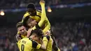 Para pemain Dortmund merayakan gol yang dicetak Pierre-Emerick Aubameyang ke gawang Real Madrid. Dortmund berhasil menjadi juara grup usai menahan imbang Los Blancos 2-2. (AFP/Javier Soriano)