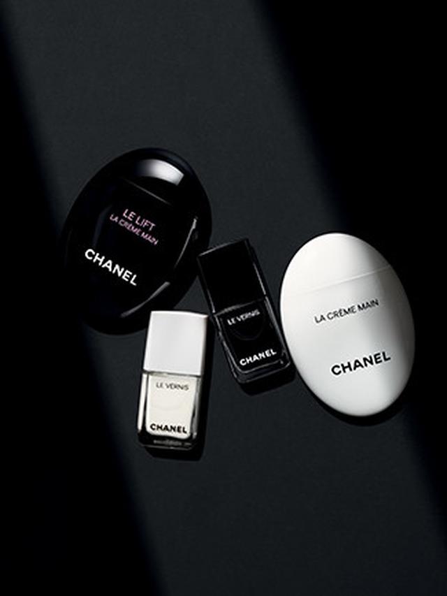 Terinspirasi dari warna, hitam dan putih selalu menjadi paduan yang harmonis dan bertahan sepanjang masa.