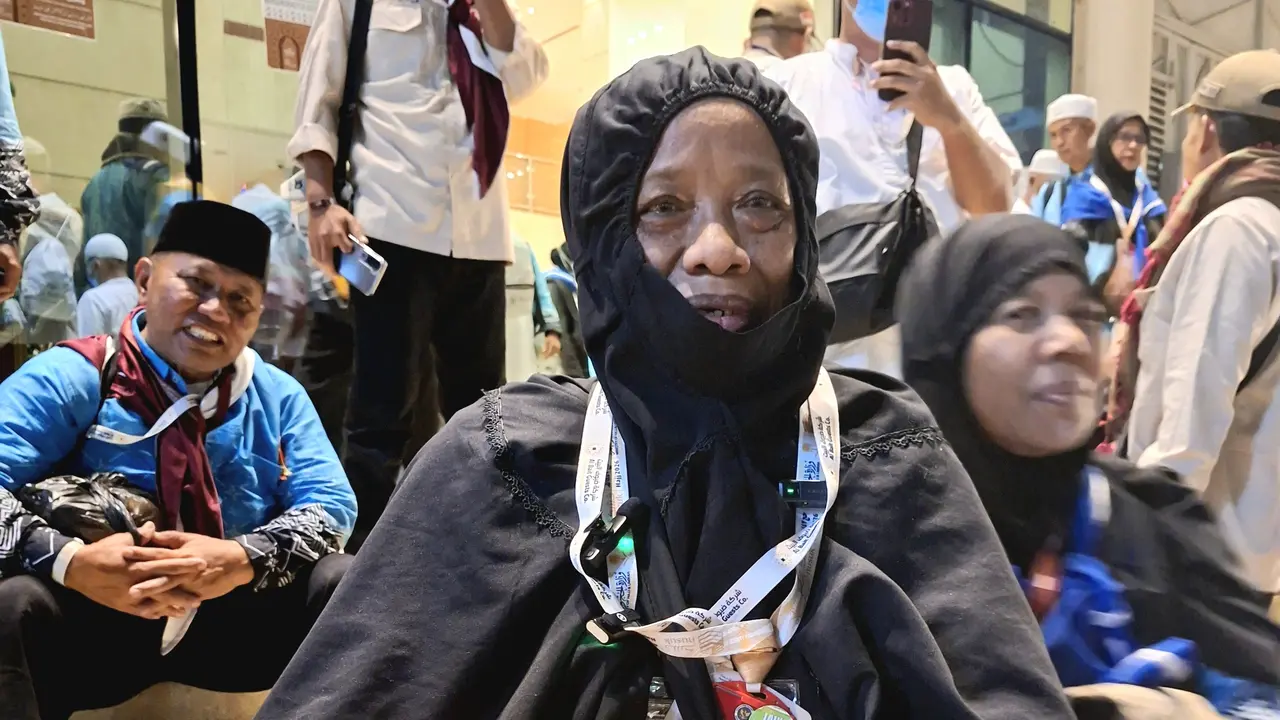 Jemaah haji Indonesia kloter BTH 01, Kamisah Kamil, difoto menjelang kepulangan ke Indonesia di hotel di kawasan Syisyah, Makkah, 31 Mei 2026. (Asnida Riani/Liputan6.com/Media Center Haji)