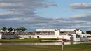 Pegolf, Adam Scott, yang berada pada hole ke-16 pada ajang Honda Classic di PGA National, Amerika Serikat, Minggu (28/2/2016). (Reuters/Peter Casey)