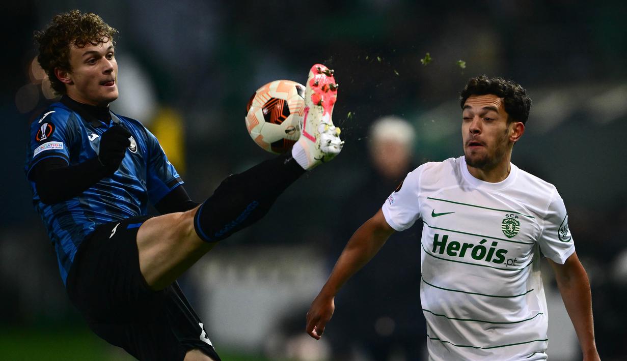 Saat ini banyak klub Premier League yang sedang menghadapi krisis pemain belakang karena cedera. Pemain muda seperti Giorgio Scalvini (kiri) akan menjadi tambahan yang sangat berharga buat mereka. Scalvini saat ini merupakan pemain reguler di lini belakang Atalanta. Bek tengah berusia 19 tahun ini tampil sangat mengesankan dan telah memainkan lebih dari 60 pertandingan. (AFP/Marco Bertorello)