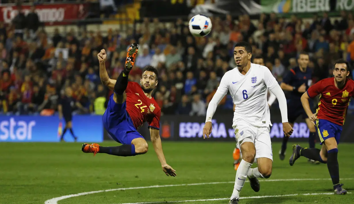  Pmain Spanyol, Mario Gaspar (kiri), mencetak gol indah pada laga persahabatan di Stadion Jose Rico Perez, Spanyol, Sabtu(14/11/2015) dini hari WIB. Inggris kalah 0-2 dari Spanyol. (Reuters/Sergio Perez)