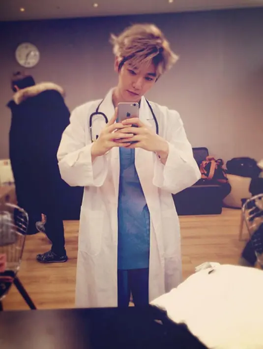 “Aku akan menikmati liburanku… aku tak terlihat baik… aku tak mengizinkan untuk memotret. Aku mengerti cintamu, tetapi dapatkah kamu menahan dirimu sejenak? Ini permintaanku,” tulis Baekhyun. (Instagram/baekhyunee_exo)