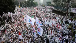 Ratusan ribu massa aksi damai memenuhi ruas Jalan Merdeka Barat menuju Istana Negara, Jakarta, Jumat (4/11). Massa melakukan aksi di depan Istana Negara menuntut penegakan hukum kasus dugaan penistaan agama. (Liputan6.com/Helmi Fithriansyah)