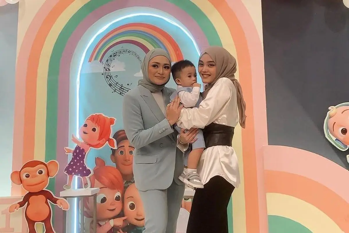 Sempat Berkonflik, Gaya Kompak Putri Delina dan Nathalie Holscher di Acara Ulang Tahun Baby Adzam
