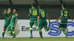Para pemain Persebaya Surabaya merayakan gol kedua yang dicetak gelandang Rendi Irwan (kedua kiri) ke gawang Madura United dalam laga matchday ke-2 Grup C Piala Menpora 2021 di Stadion Si Jalak Harupat, Bandung, Minggu (28/3/2021). Persebaya menang 2-1 atas Madura United. (Bola.com/M Iqbal Ichsan)