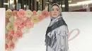 Model berjalan di atas catwalk saat launching hijab Lacelove by Laudya Cynthia Bella di kawasan Sudirman, Jakarta, Selasa (31/10). Bella memamerkan rancangannya sebanyak 22 hijab. (Liputan6.com/Herman Zakharia)