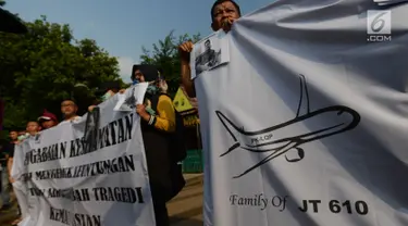 Massa aksi keluarga korban pesawat Lion Air JT610 yang jatuh diperairan Karawang, Jawa Barat melakukan aksi damai di depan Istana Negara, Jakarta, Kamis, (13/12). Mereka menuntut pemerintah untuk melakukan pencarian ulang korban. (Merdeka.com/Imam Buhori)