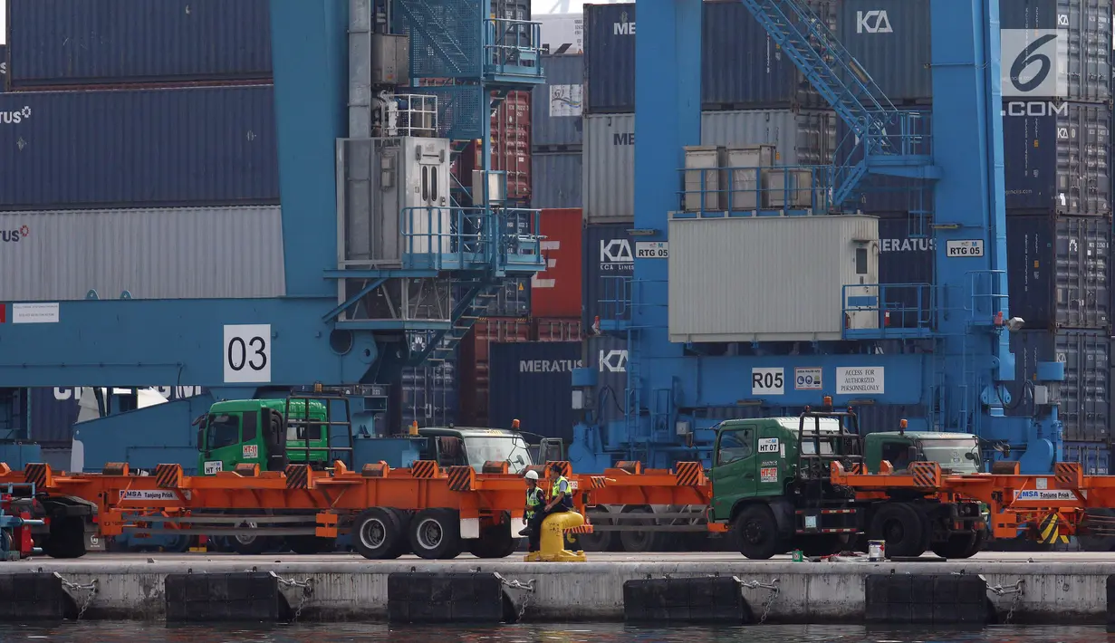 Dua orang petugas menunggu bongkar muat di Jakarta International Contener Terminal (JICT),Tanjung Priok, Jakarta, Kamis (16/11). Nilai tersebut mengalami kenaikan 3,62% dibanding bulan sebelumnya. (Liputan6.com/Angga Yuniar)