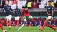 Azzedine Ounahi berhasil membuat sejarah bersama Maroko sebagai tim Afrika pertama yang berhasil mencapai babak semifinal di Piala Dunia. Ia bersama Sofyan Amrabat sukses menjadi mesin di lini tengah Sukad Singa Atlas. Ounahi tercatat berhasil membuat rataan 83% dribble sukses, atau yang tertinggi di Piala Dunia 2022. Berkat penampilan gemilangnya, pemain klub Ligue 1, Angers SCO itu mengalami kenaikan harga pasar dari 15,9 juta dolar menjadi 3,71 juta dolar. (AFP/Kirill Kudryavtsev)