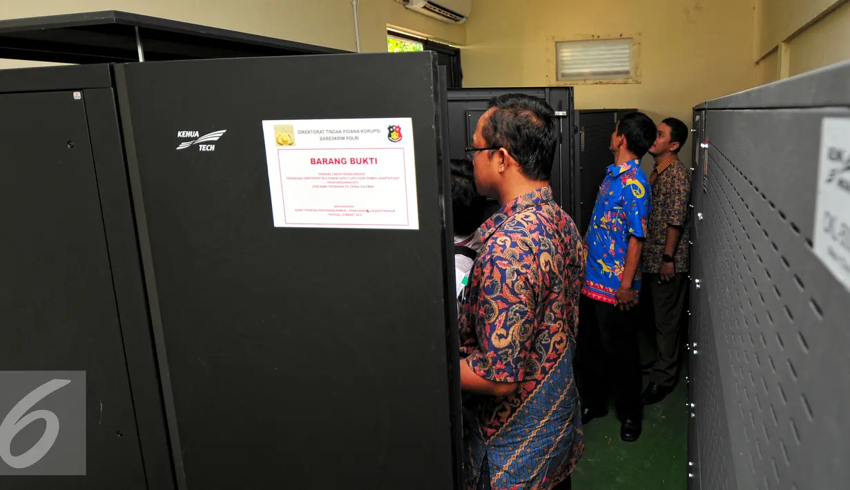 Tim ahli bersama tim penyidik Dirtipikor Bareskrim melakukan pemeriksaan secara teliti terhadap daya UPS untuk melengkapi berkas penyelidikan, Jakarta, Kamis (11/6/2015). Pemeriksaan bertujuan sebagai pemenuhan alat bukti. (Liputan6.com/Yoppy Renato)