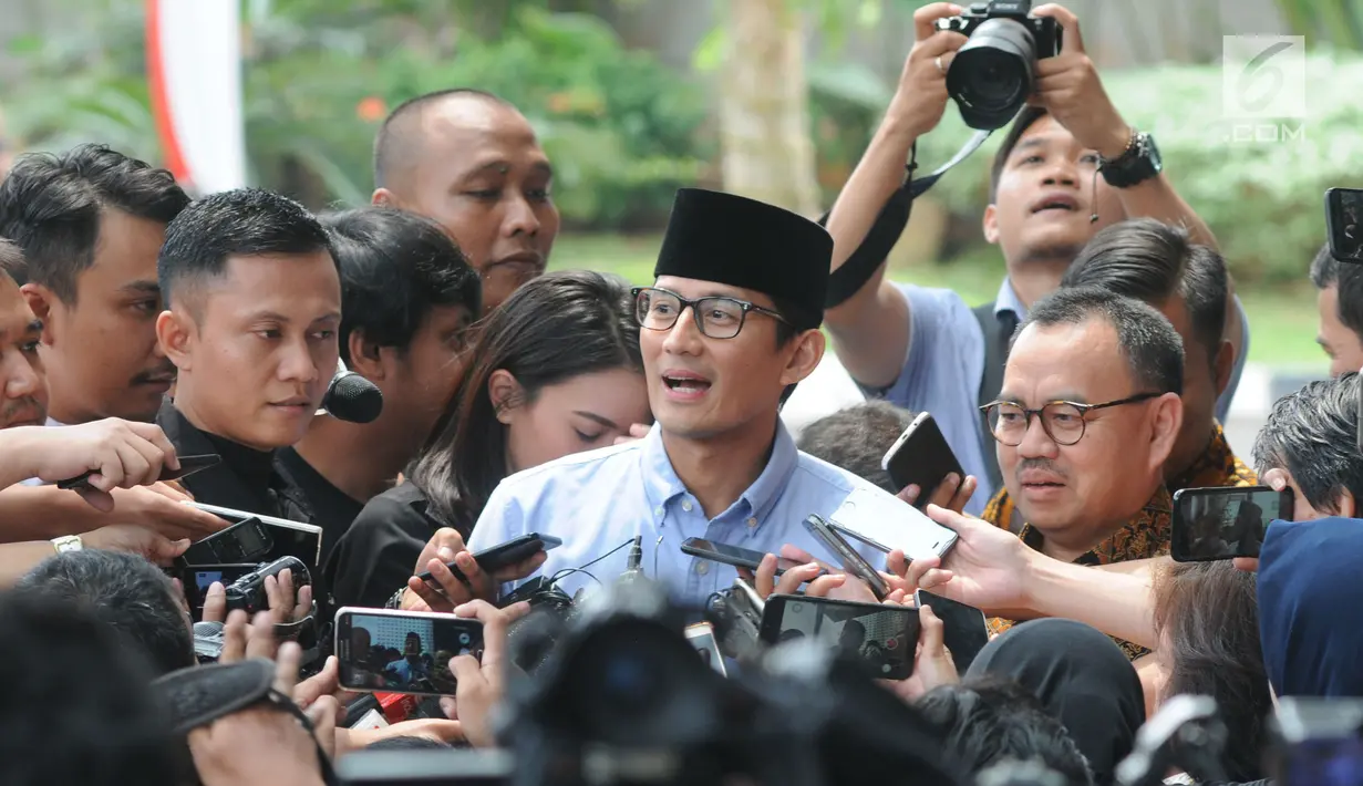 Bakal calon wakil presiden, Sandiaga Uno memberikan keterangan setibanya di gedung KPK, Jakarta, Selasa (14/8). Kedatangan Sandi untuk melaporkan LHKPN yang merupakan bagian dari syarat pencalonan dirinya sebagai bakal cawapres. (Merdeka.com/Dwi Narwoko)