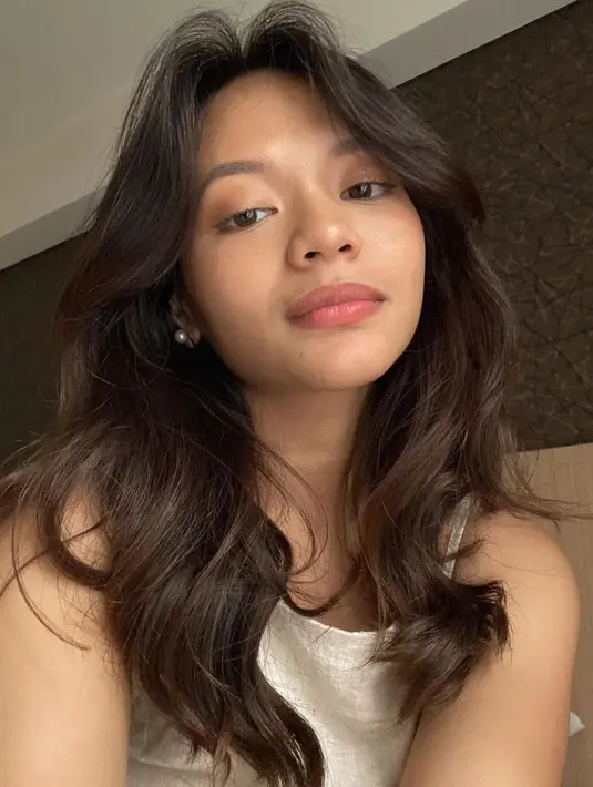 Amel Carla kini tampil semakin cantik dengan pipi yang lebih tirus dan gaya rambut yang membuatnya terlihat lebih dewasa. Menginjak umur kepala dua, artis kelahiran Bontang ini kembali aktif di dunia entertainment sambil menyelesaikan semester akhir pendidikan sarjananya. (Instagram/@amelcarla)