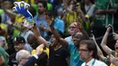 Aksi Neymar merayakan keberhasilan timnas voli Brasil meraih medali emas pada final bola voli Olimpiade Rio 2016 melawan Italia di Stadion Maracanazinho, Rio de Janeiro, (21/8/2016). (AFP/Johannes Eisele)