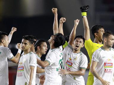 Selebrasi pemain PS Sleman usai mengalahkan PSM Makassar pada laga perebutan juara tiga Piala Menpora 2021 di Stadion Manahan, Solo, Sabtu (24/4/2021). (Bola.com/M Iqbal Ichsan)
