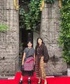 Dian Sastrowardoyo terlihat tampil kompak dengan sang putri, Ishana, saat hadiri fashion show [@therealdisastr]