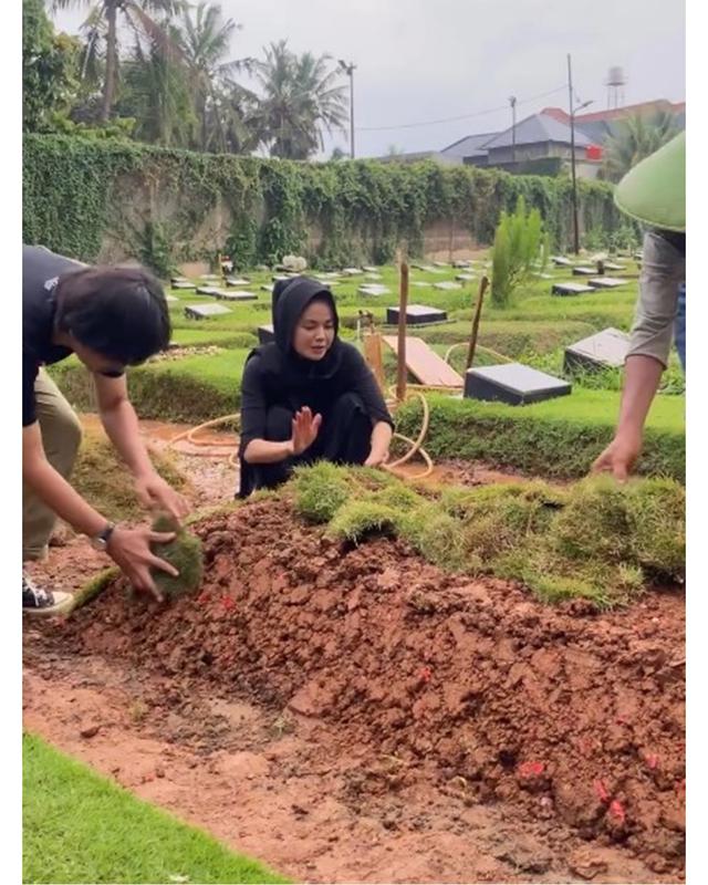 6 Potret Karina Ranau dan anak-anak merapikan makam Epy Kusnandar, dipasangi rumput