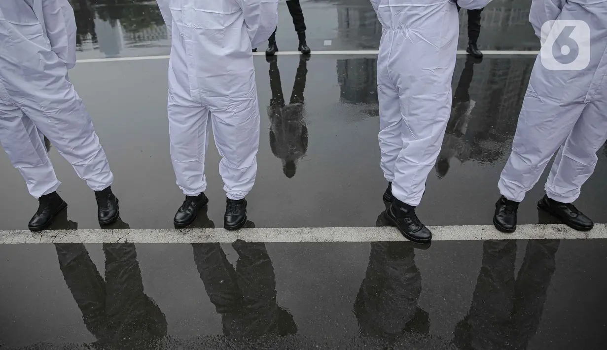 Pasukan polisi ber-APD disiagakan dalam aksi peringatan evaluasi 2 tahun Kabinet Indonesia Maju di Kawasan Patung Kuda, Jakarta, Kamis (21/10/2021). BEM SI melakukan aksi sebagai bentuk penyampaian aspirasi dan kritik atas kinerja pemerintahan Jokowi dan Ma'ruf Amin. (Liputan6.com/Faizal Fanani)