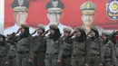 Srikandi Satuan Polisi Pamong Praja memberikan hormat ketika upacara peringatan HUT Satpol PP ke-68 di Monas, Jakarta, Kamis (26/4). Dalam HUT Satpol PP itu, Gubernur DKI Anies Baswedan bertindak sebagai Inspektur Upacara. (Liputan6.com/Arya Manggala)