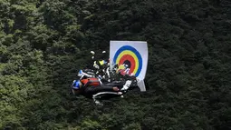 Penerjun melompat dari atas tebing mengenai target sasaran saat mengikuti Kejuaraan Dunia Wingsuit di pegunungan Tianmenshan, Hunan, China, 11 September 2017. Mereka melompat dari atas tebing dengan ketinggian kurang lebih 1.458 meter. (STR / AFP)