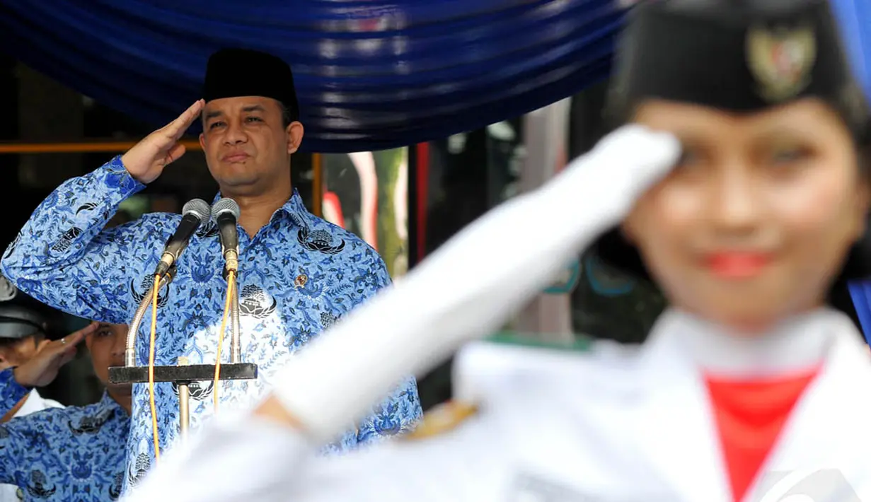 Mendikbud Anies Baswedan menjadi pembina upacara peringatan Hari Guru di Jakarta, Senin (25/11/2014). (Liputan6.com/Johan Tallo)