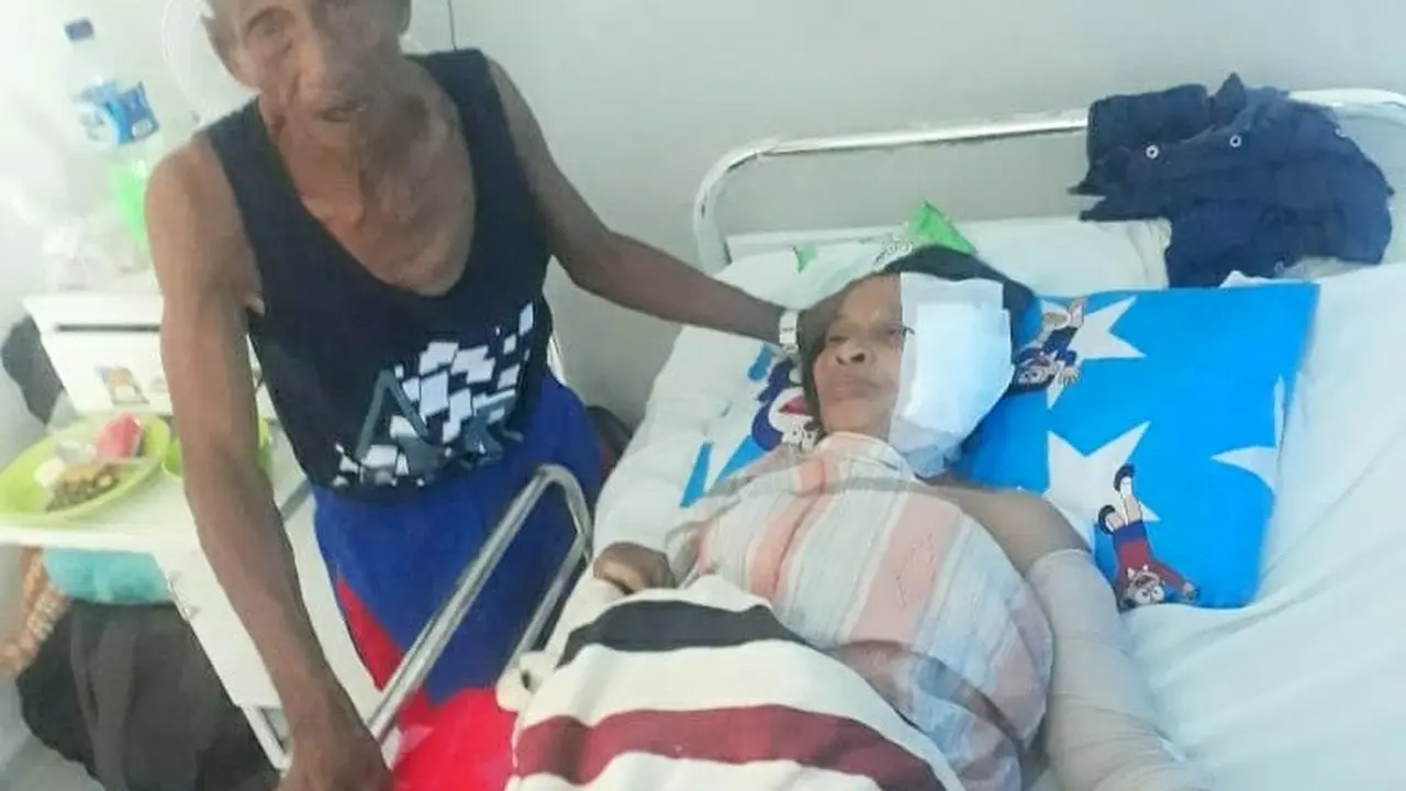 Nenek Nuru (65) dirawat di rumah sakit usai menjalani operasi, ditemani suaminya Tahir (80), Jumat (5/4/2019).