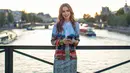 Ini adalah penampilan Lily Collins di Emily in Paris season 1. Ia mengenakan Alice + Olive Eiffel Tower blouse, Ronny Kobo skirt, dan cropped top berwarna putih. Foto: Netflix.