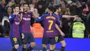 Pemain Barcelona merayakan gol pertama ke gawang Eibar pada laga lanjutan La Liga yang berlangsung di stadion Camp Nou,  Senin (14/1). Barcelona menang 1-0 atas Eibar (AFP/Lluis Gene)
