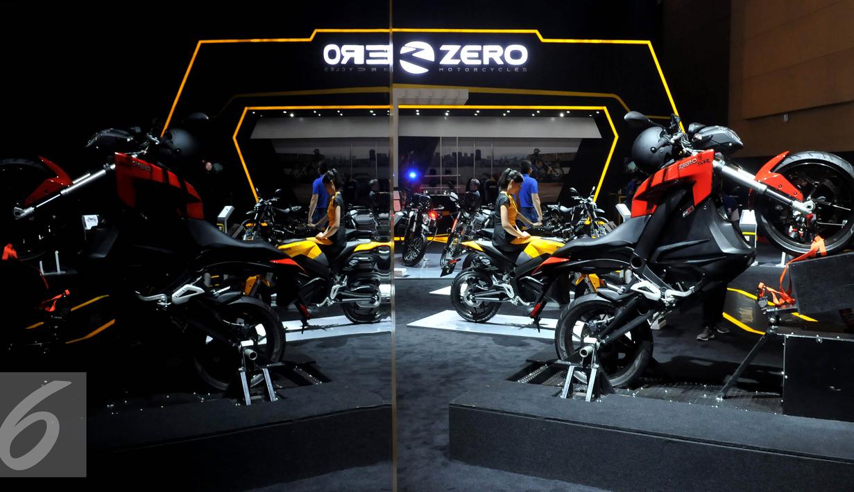 Stand Motor Sport Listrik Zero di IIMS, Jakarta, Kamis (27/8/2015). Karena ekonomi yang melemah target penjualan kendaaran di IIMS tahun ini diperkirakan tidak jauh berbeda dari tahun 2014 lalu sekitar Rp 5 triliun (Liputan6.com/JohanTallo)
