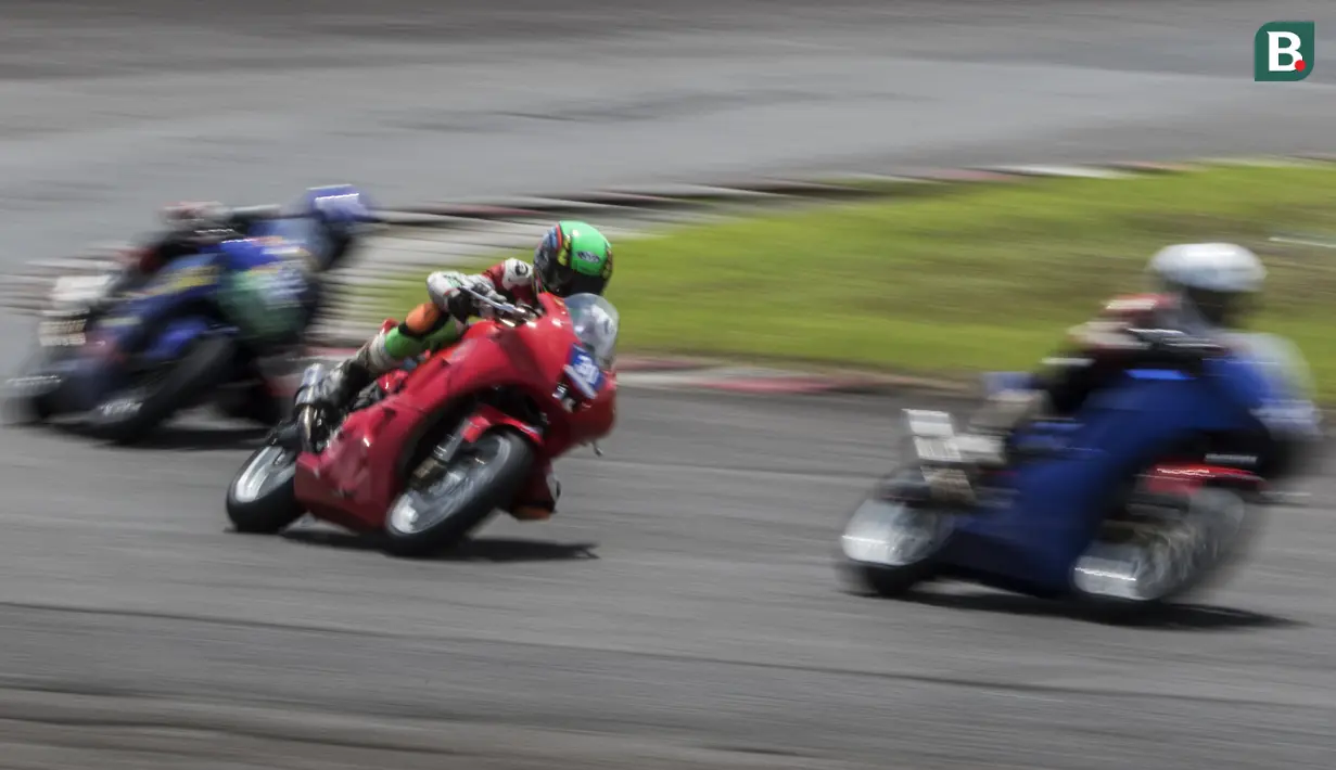 Para pebalap memacu motornya pada Yamaha Sunday Race seri 1 di Sirkuit Sentul, Bogor, Minggu (8/4/2018). Lomba ini diselenggarakan oleh Yamaha Indonesia Motor Manufacturing dengan mempertandingan 10 kelas. (Bola.com/Vitalis Yogi Trisna)